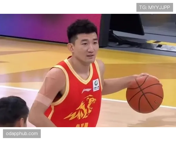 孙铭徽训练完直接啃鸡腿，这自律和放纵切换得太丝滑了