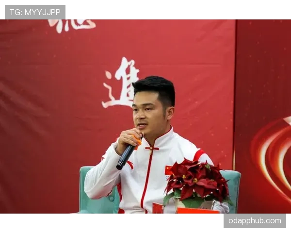 石智勇训练完直接拎走一麻袋蛋白粉，这哪是吃饭，这是喂猛兽