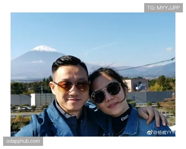 杨威看着像隔壁大叔，手机相册却全是头等舱和菜市场同框的照片